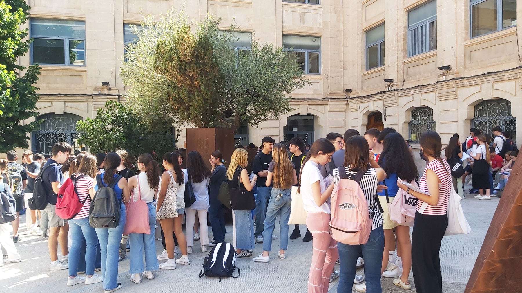 Los alumnos en un descanso de las PAU en el Campus d'Alcoi de la UPV