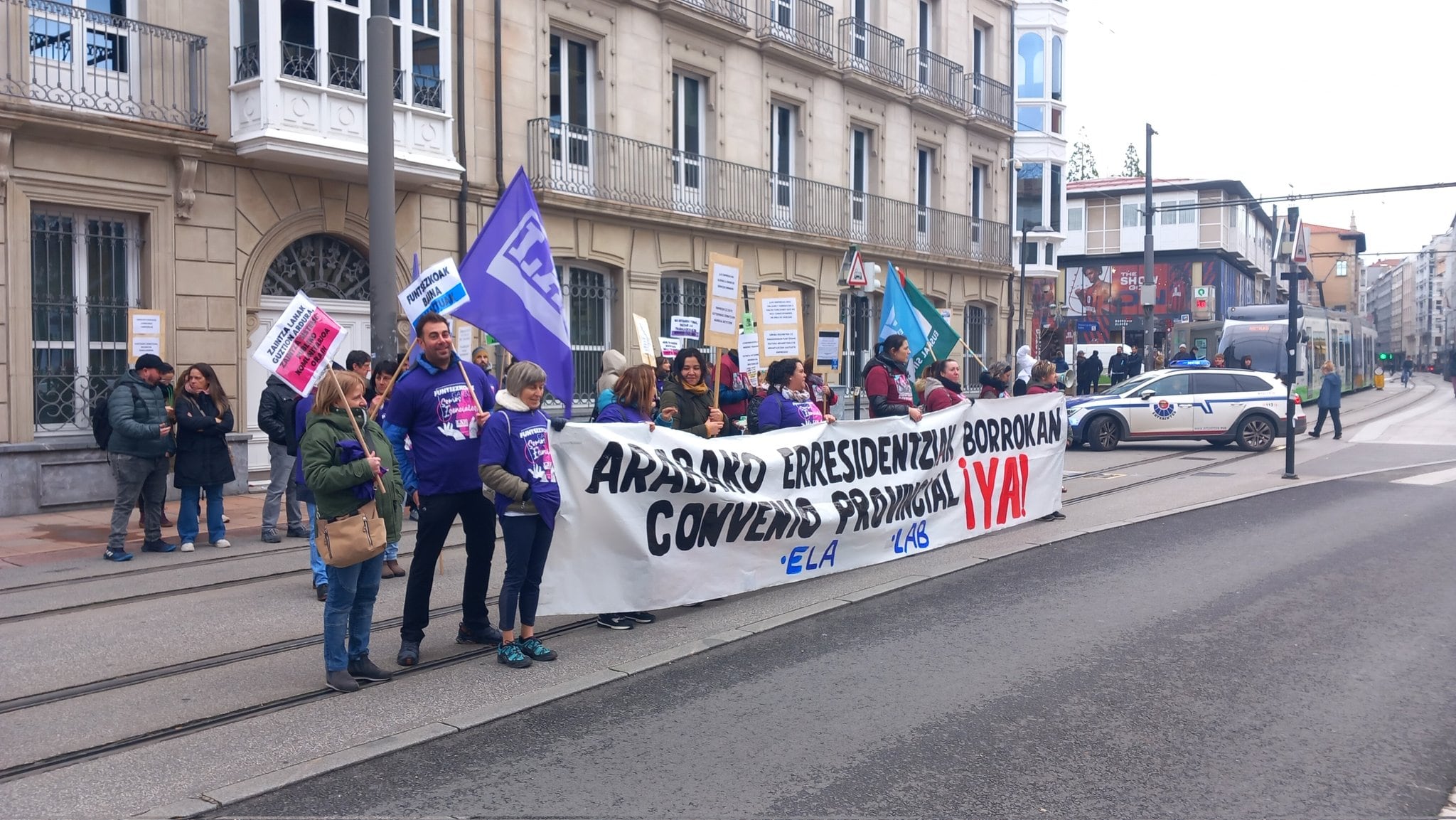 Trabajadoras de las residencias de Álava en huelga cortan el tranvía frente al Parlamento vasco en Vitoria