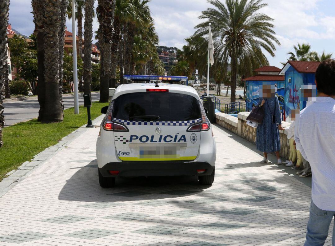 Foto de archivo de un coche de la Policía Local de Málaga en el paseo marítimo de La Malagueta