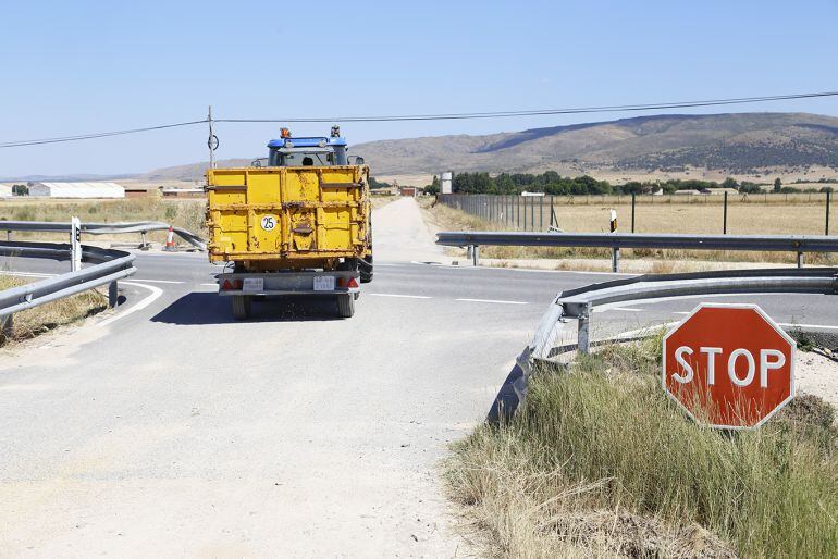 Un tractor cruza, tras haber hecho el STOP, en el mismo lugar por el que lo hizo el Nissan Patrol accidentado
