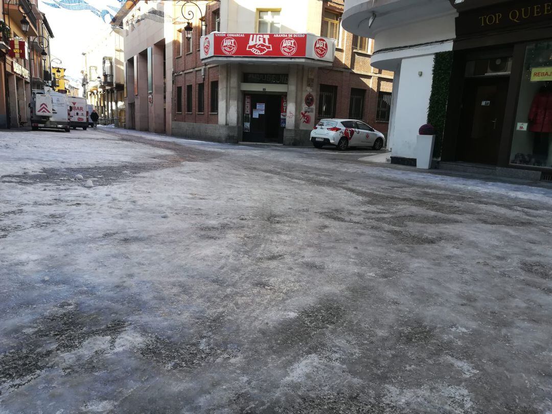 Sede de UGT con la Plaza del Trigo aún con hielo en la mañana de este martes