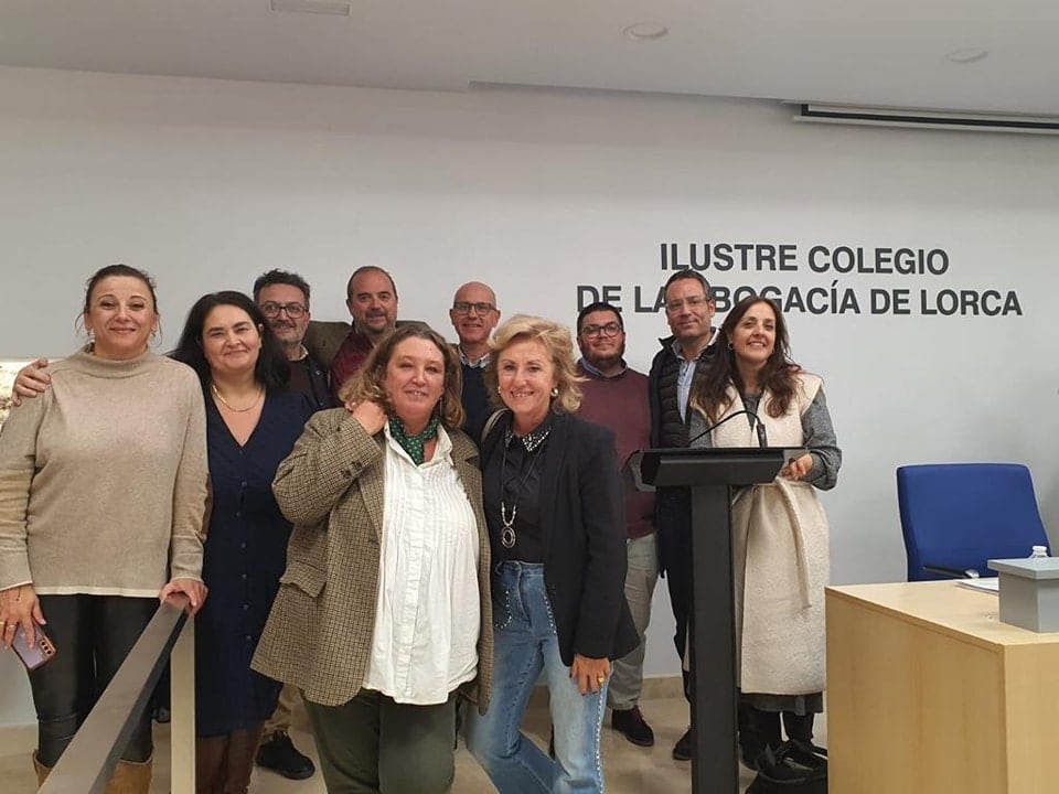 Elisa Campoy, nueva decana del colegio de Abogados de Lorca junto a sus compañeros