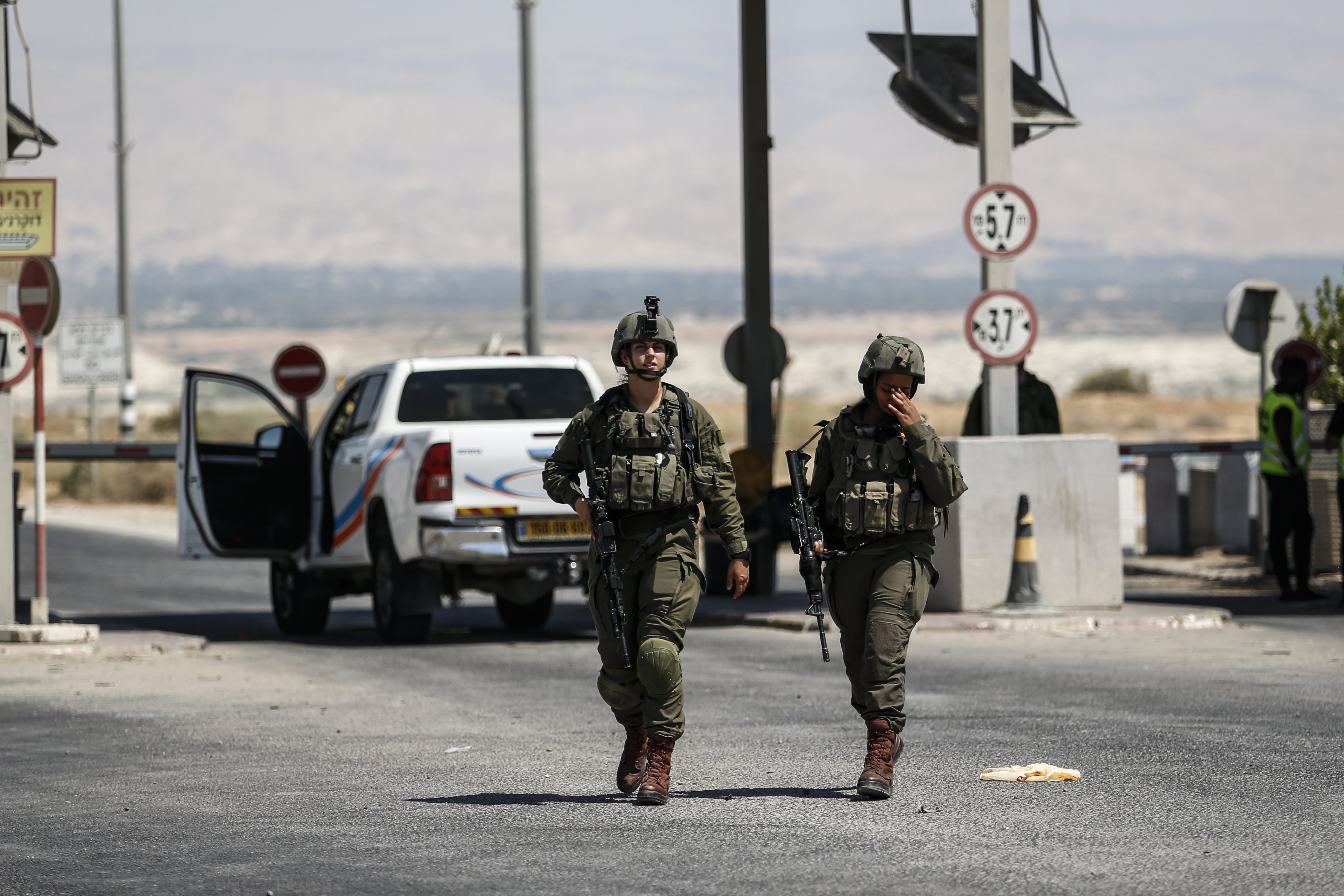 Soldados israelíes vigilan un paso fronterizo.