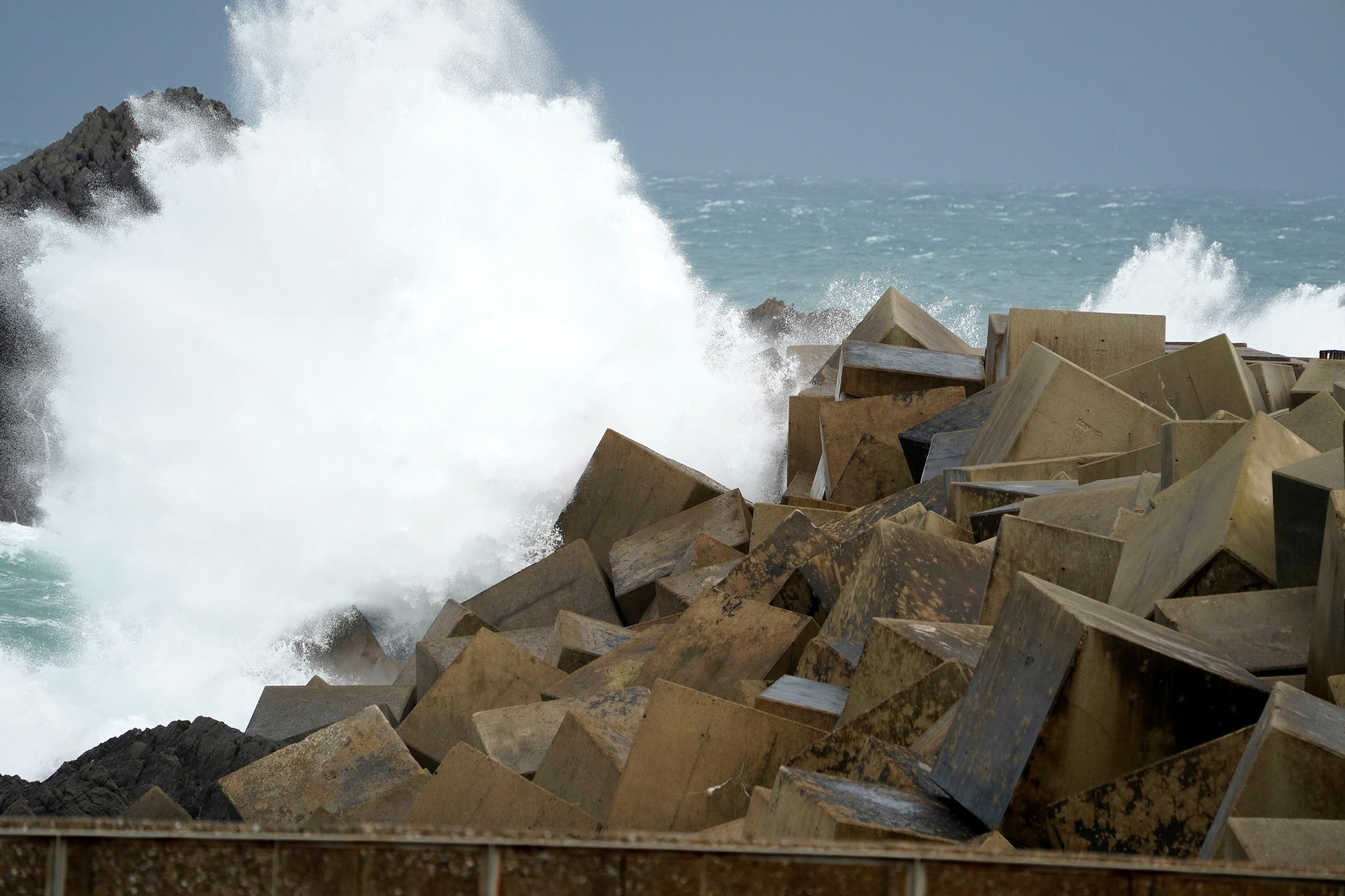 Olas chocan contra el rompeolas de Cudillero (Asturias)  EFE/Paco Paredes