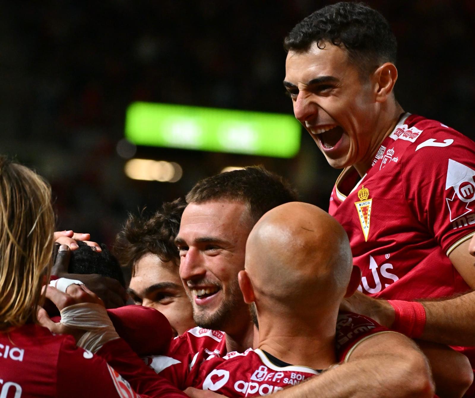 Álvaro Bustos, Flakus, Ekain y Pedro Benito, junto a otros compañeros del Real Murcia, celebran un gol.
