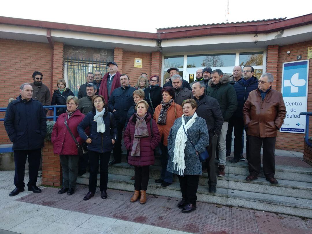 Ediles de la mayoría de los 28 pueblos de la Zona Básica de Salud de Roa concentrados frente al Centro de Salud 