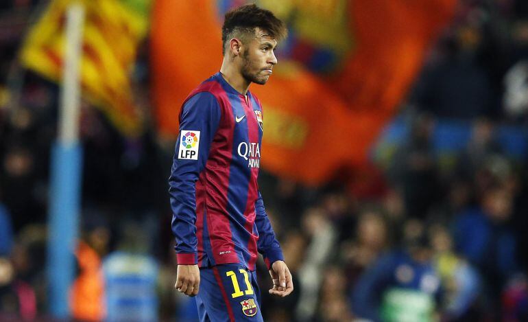 Barcelona&#039;s Neymar looks at supporters after scoring a goal against Villarreal during their Spanish first division soccer match at Nou Camp stadium in Barcelona February 1, 2015.   REUTERS/Gustau Nacarino (SPAIN - Tags: SPORT SOCCER)