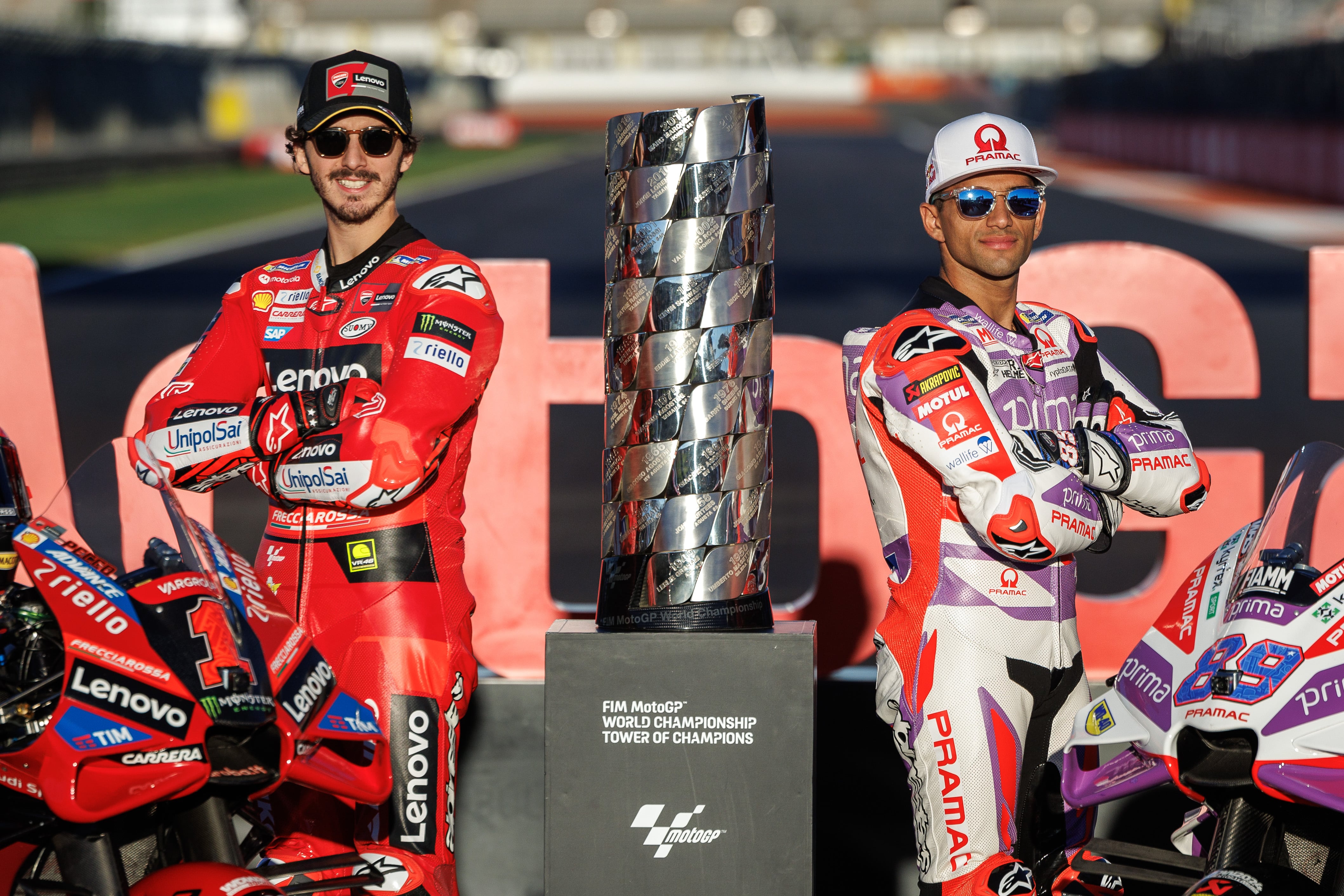 Bagnaia, y Jorge Martin posan en el circuito Ricardo Tormo de Cheste donde este fin de semana se disputa la última prueba del mundial de motociclismo, el GP de Valencia. EFE/Biel Aliño