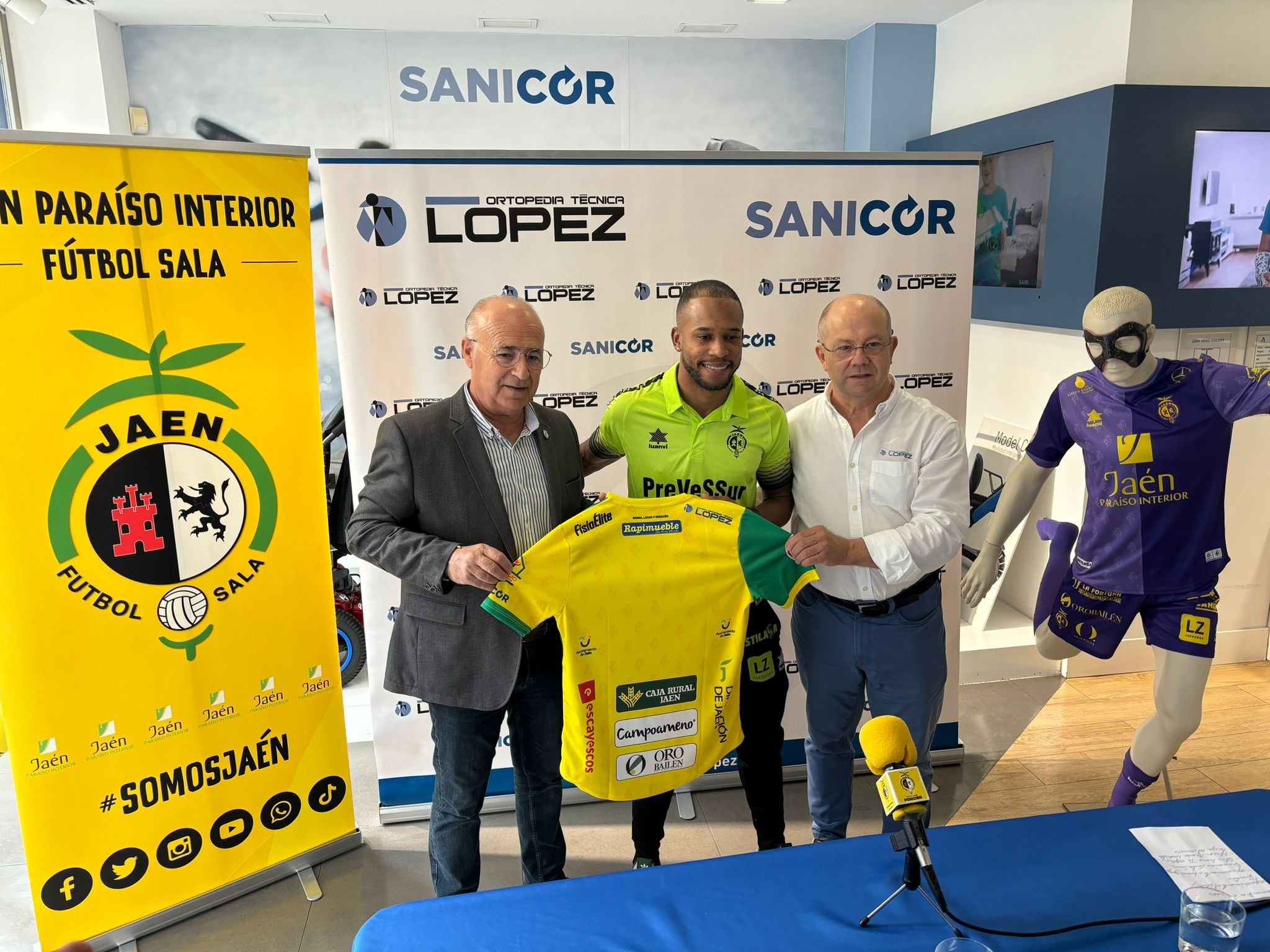 Carlos Sanz, en el centro, nuevo jugador del Jaén Paraíso Interior FS. A sus lados Germán Aguayo, presidente del club y José Luis López, gerente de Sanicor.