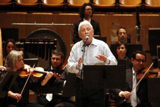 Raimon interpreta una de les canciones con la Orquestra de València en el recital que ha ofrecido en el Palau de la Música de València