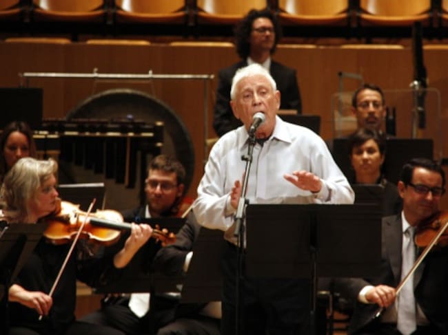 Raimon interpreta una de les canciones con la Orquestra de València en el recital que ha ofrecido en el Palau de la Música de València