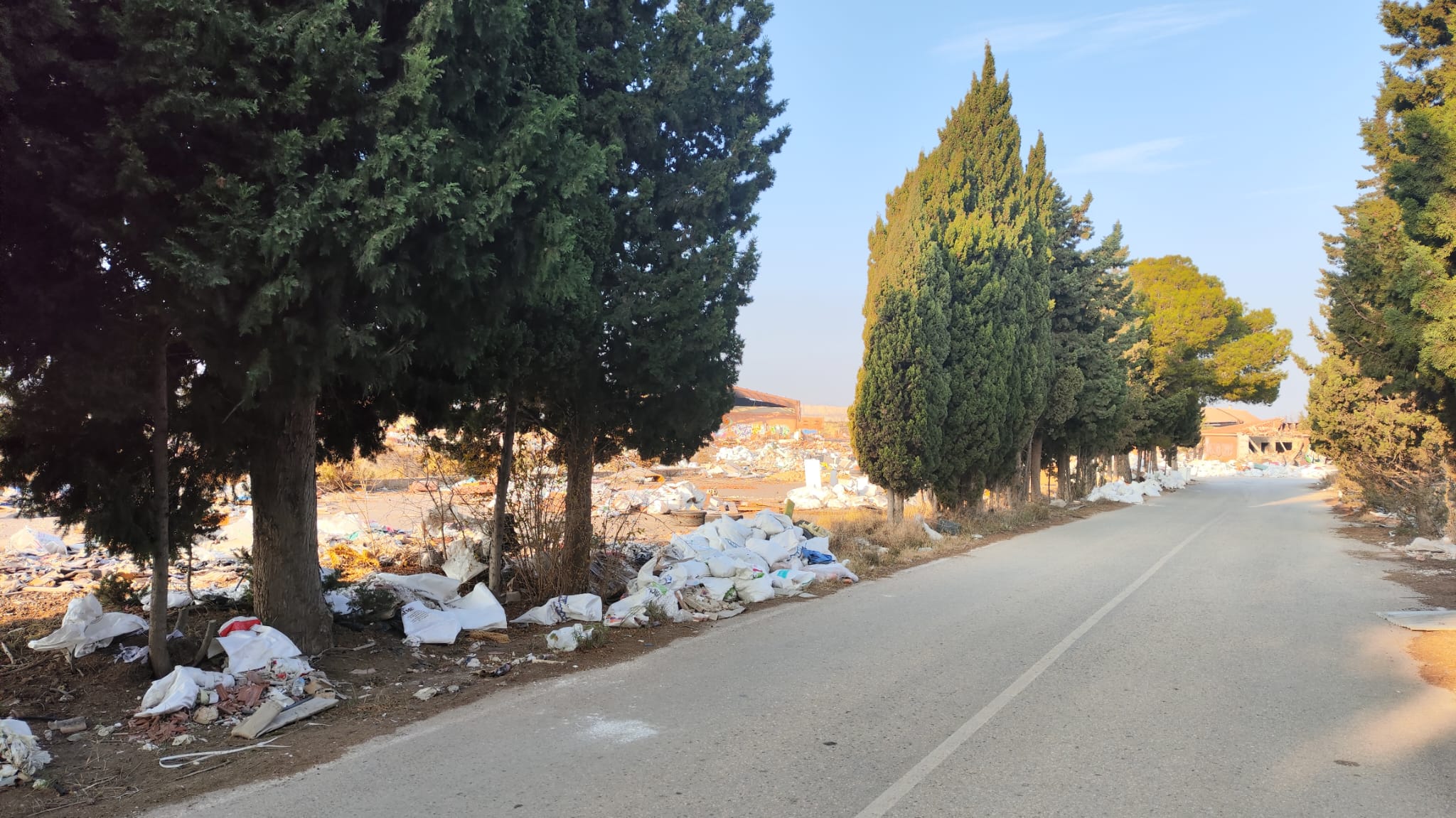 Los escombros ilegales en la fábrica de tejas de Rabasa se extienden hasta la carretera cercana