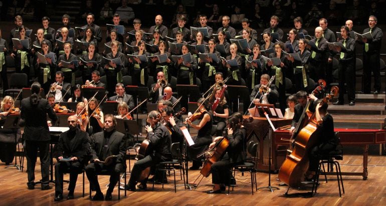 El coro Ángel Barja junto con la Orquesta Ibérica durante la interpretación del &#039;Requiem de Mozart&#039;