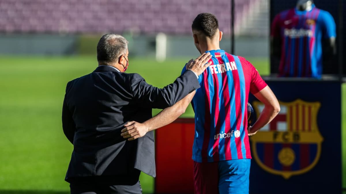 "Si de aquí al domingo no inscriben a Ferran Torres... se tienen que ir"