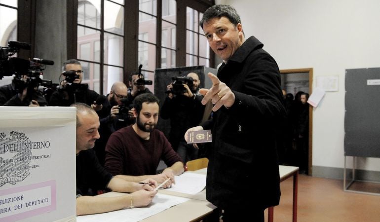 Matteo Renzi (Partido Democrático) vota en las elecciones parlamentarias de este domingo