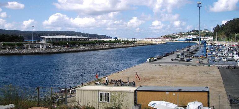 Canal de entrada al puerto deportivo en la Ría de Viveiro