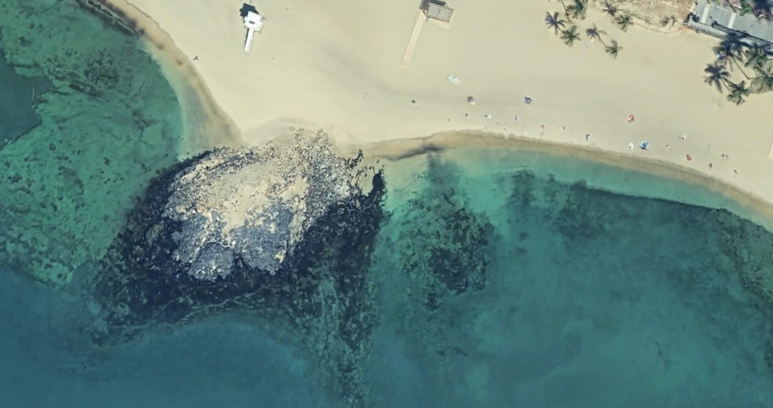 Vista aérea de la Playa del Reducto en Arrecife, capital de Lanzarote.