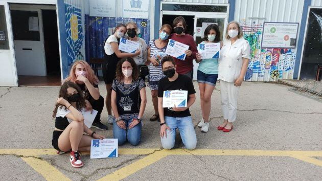 Los alumnos del Taller de Radio Joven con algunos de sus abuelos