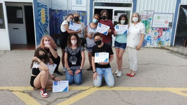 Los alumnos del Taller de Radio Joven con algunos de sus abuelos