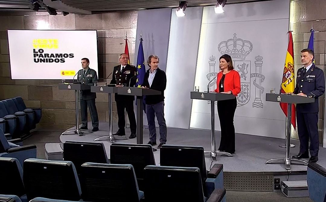 Captura de la señal institucional de Moncloa, del director del Centro de Coordinación de Alertas y Emergencias Sanitarias, Fernando Simón (c), el jefe del Estado Mayor de la Guardia Civil, general José Manuel Santiago (i), el director adjunto operativo (DAO) de la Policía Nacional, el comisario principal José Ángel González (2i), la secretaria general de Transportes, María José Rallo del Olmo (2d), y Carlos Pérez Martínez, director del gabinete del JEMAD (d).