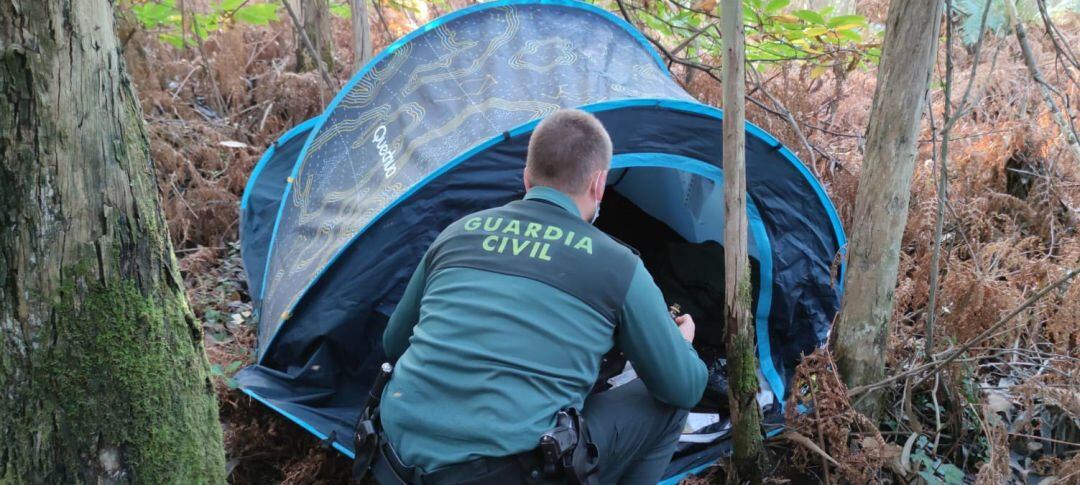 Agente de la Guardia Civil junto a la tienda de campaña 