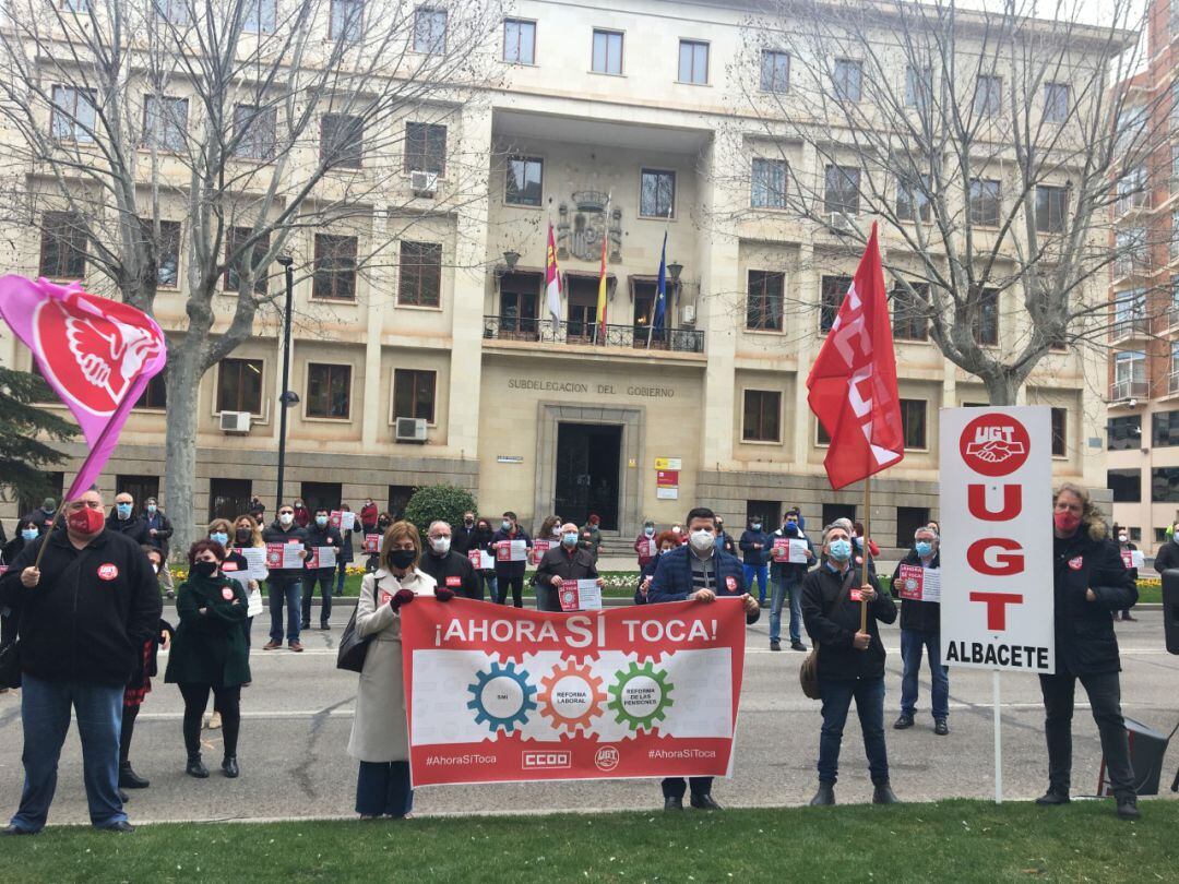 Manifestación de CCOO y UGT frente a la puerta de la Subdelegación del Gobierno en Albacete. 