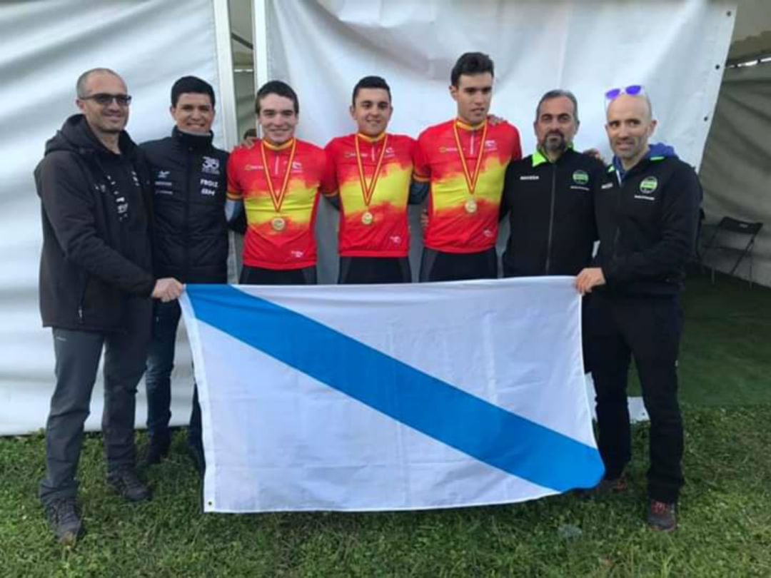 Los tres ciclistas de la escuela de Maceda, Iván, Carlos y Saúl, con sus entrenadores,celebrando el título de Campeones de España por equipos con la selección gallega de ciclocross.