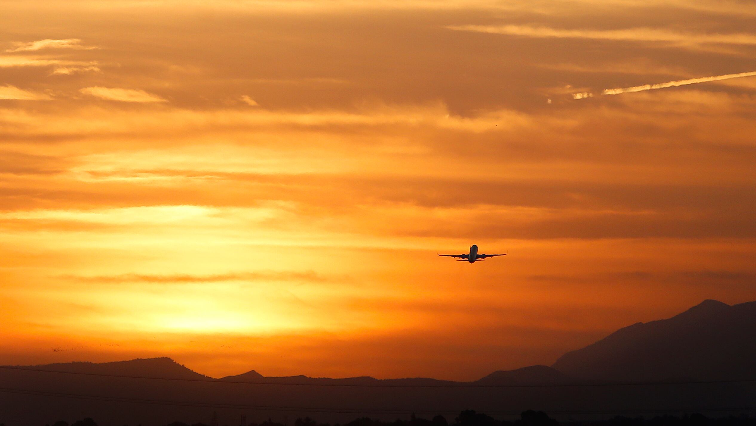 Un avión despega al anochecer desde el aeropuerto del Altet, en Alicante