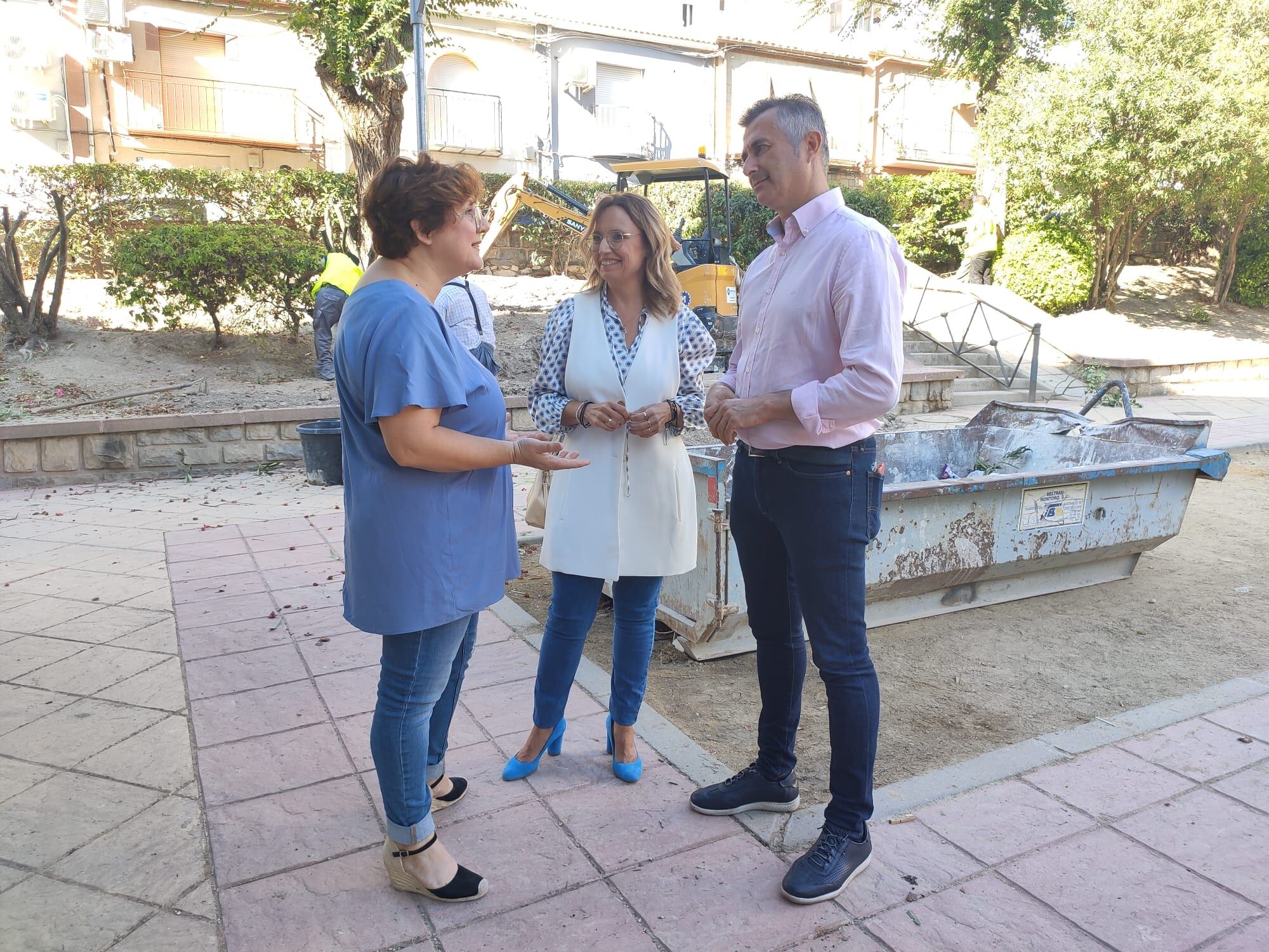 La presidenta de la asociación vecinal de San Felipe, Juana Gómez Garrido; la concejala de medio ambiente de Jaén, María del Carmen Angulo; y el diputado de infraestructuras municipales, José Luis Agea durante una visita a este barrio jiennense