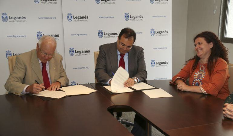 El director de Cáritas Diocesana y el alcalde de Leganés firman la renovación del convenio
