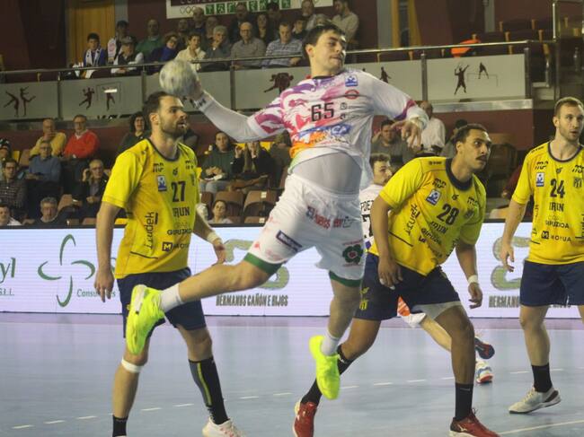 Santista, otro de los destacados en el triunfo ademarista