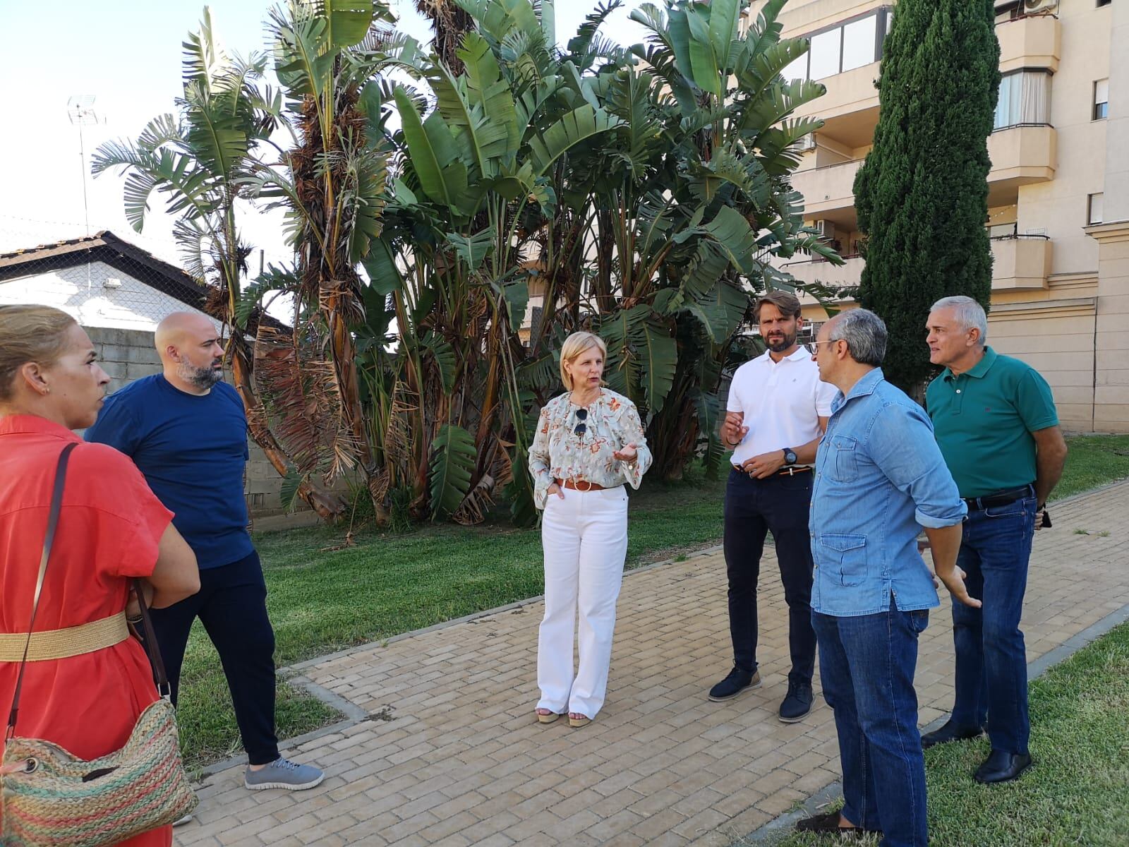 María José García-Pelayo junto a varios concejales del PP durante su visita a Jardines del Tempul