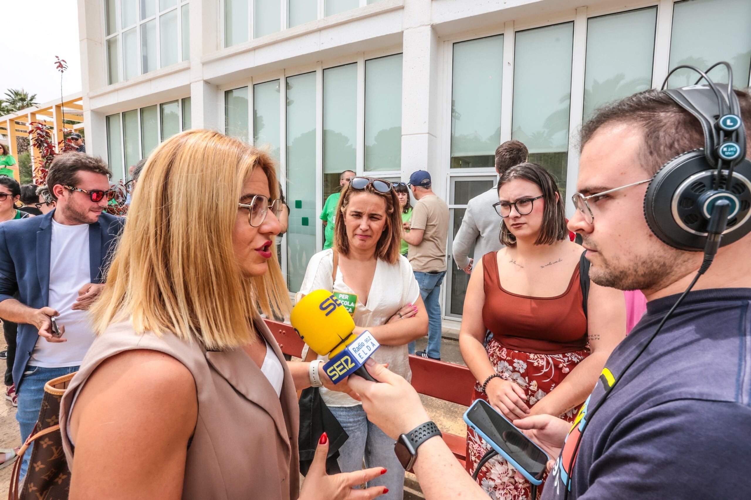 La alcaldesa de Petrer, Irene Navarro; la concejala de Educación de Petrer, Patricia Martínez y la edil de Educación de Elda, María Gisbert han asistido a la huelga