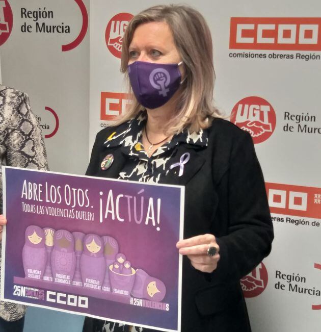 Anna Mellado, secretaria de Mujer de CCOO Región de Murcia, muestra un cartel con la campaña del sindicato para este 25N