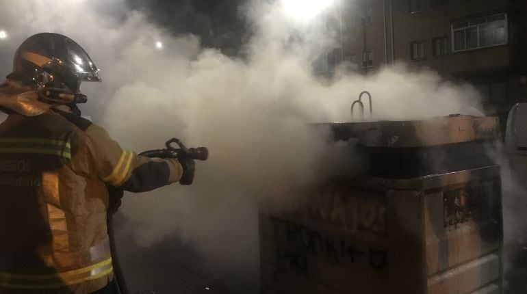 Los bomberos han tenido que apagar hasta ocho incendios en contenedores
