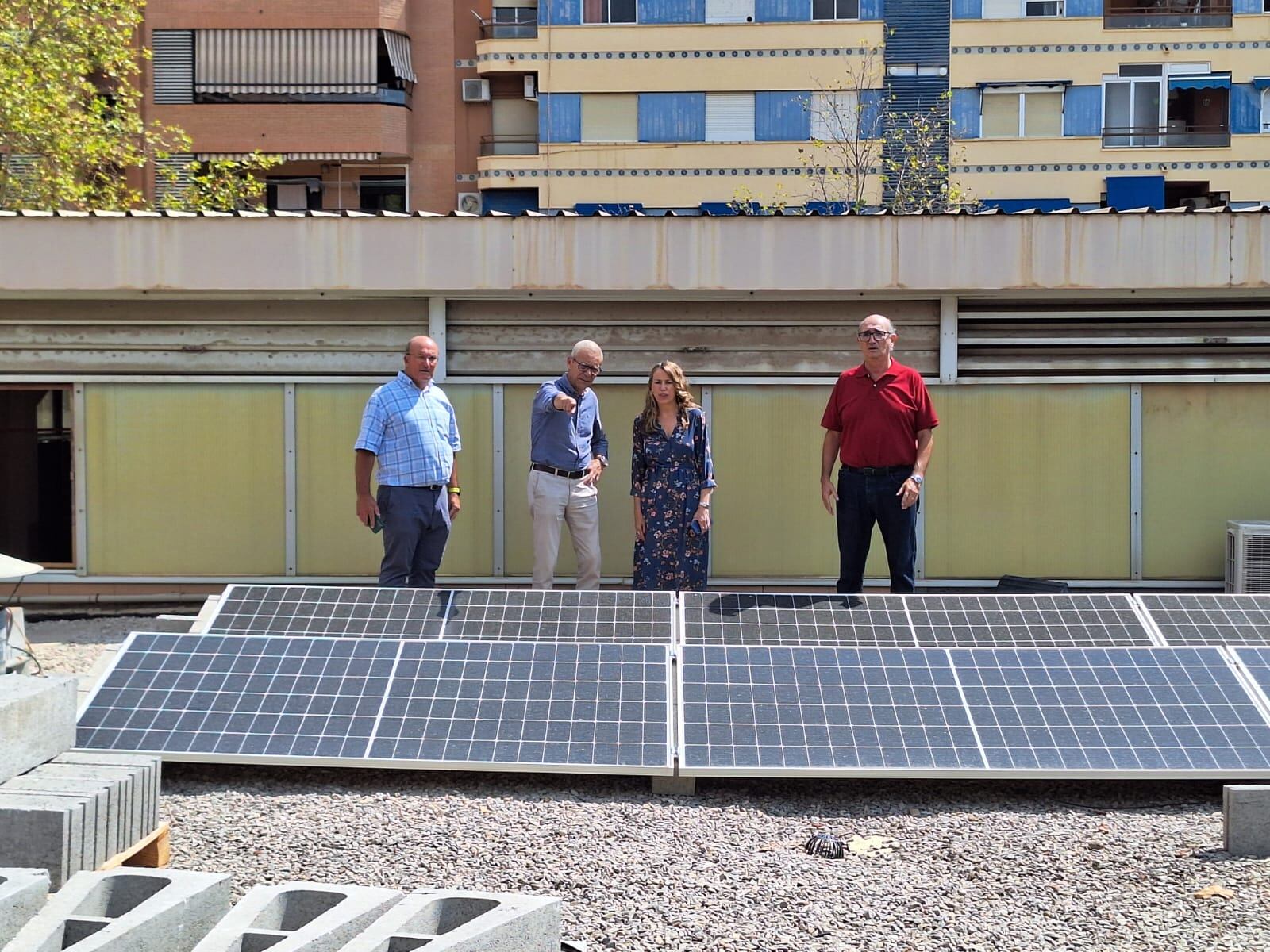 Los concejales, Santiago Ballester y Julia Climent, visitan las placas fotovoltaicas instaladas en el Mercado de Benicalap para el autoconsumo energético, cuyas obras ya han concluido