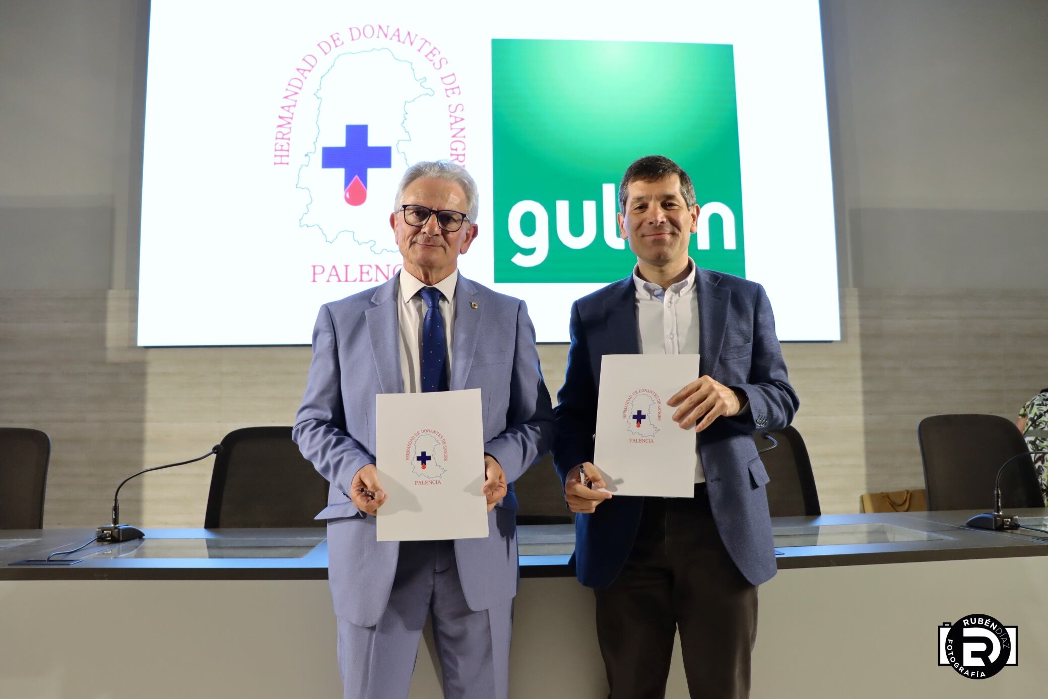 Manuel Maza, presidente de la Hermandad de Donantes de sangre de Palencia y Paco Hevia, el director Corporativo de Galletas Gullón