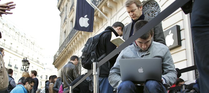 Decenas de personas hacen cola ante una &#039;Apple Store&#039; en París para comprar el iPad 2