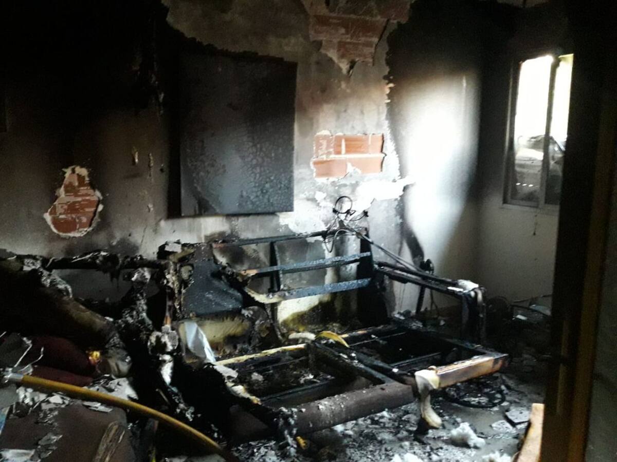 Los Bomberos rescatan a una anciana atrapada en el incendio de su casa en Pozo Estrecho