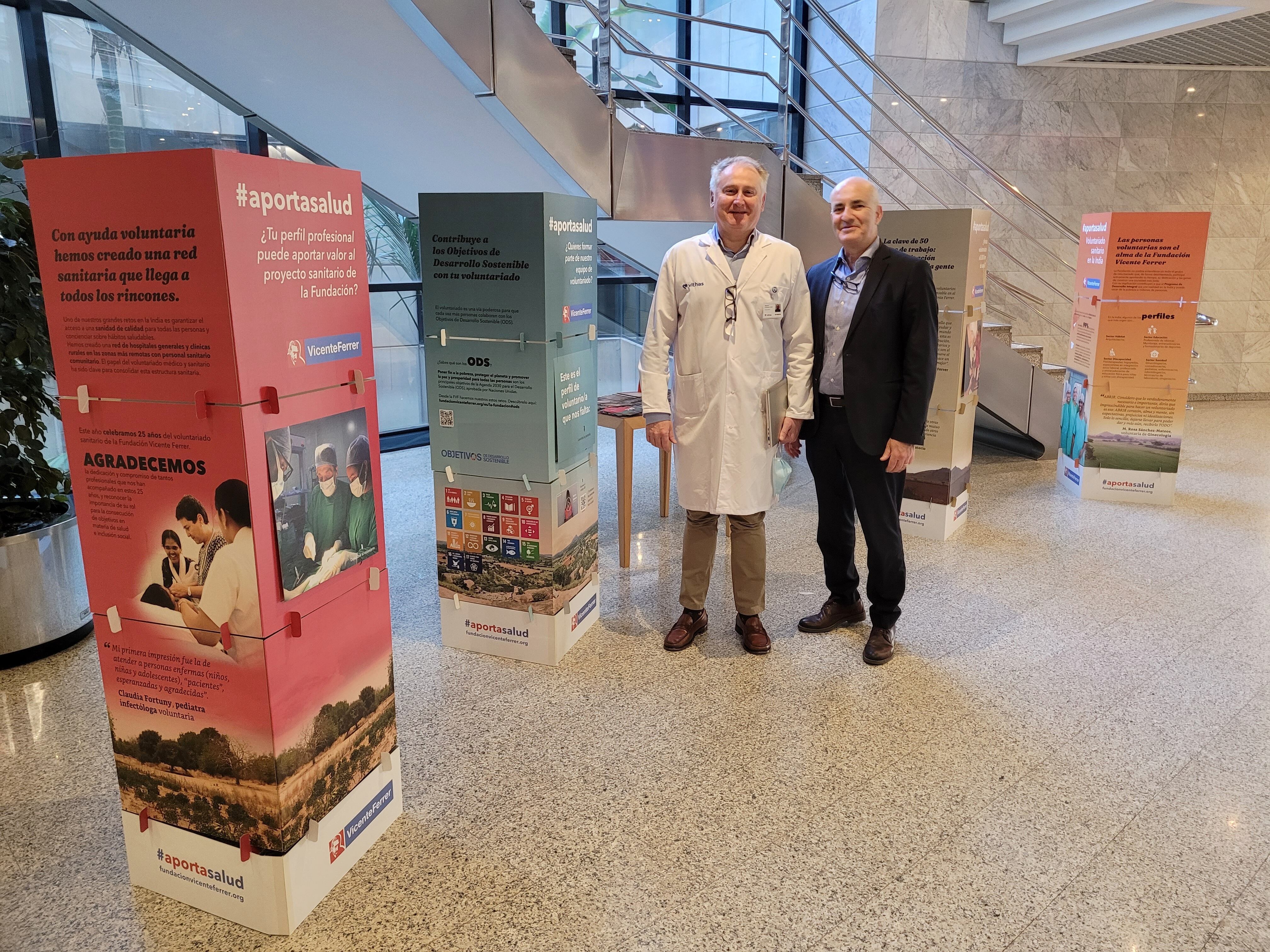 El director médico, el Dr. Agustín Fernández y el director gerente del Hospital Vithas Valencia 9 de Octubre, el Dr. José Luis Rey, junto a la exposición &quot;Aporta salud&quot;