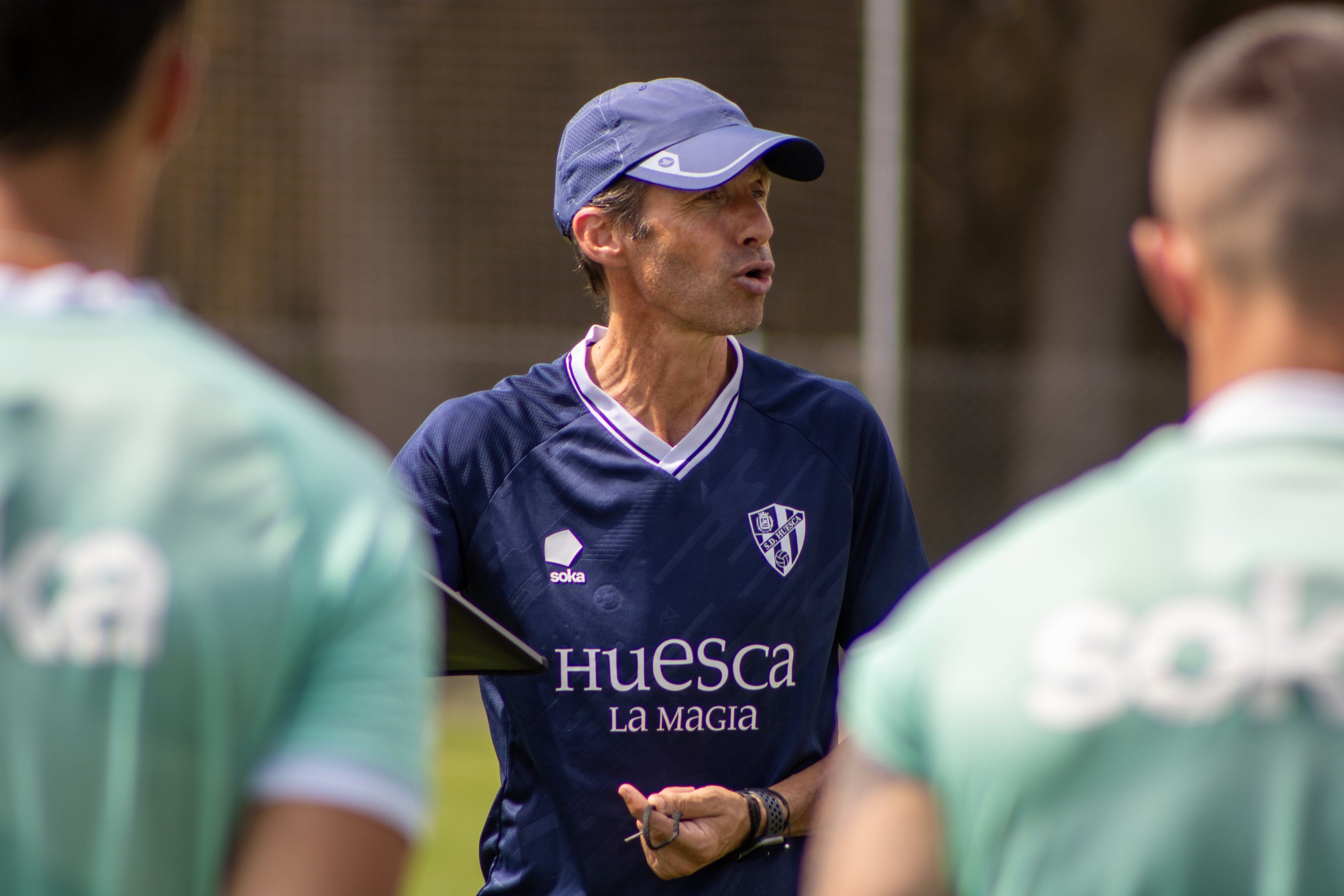 Ziganda habla con sus jugadores durante un entrenamiento