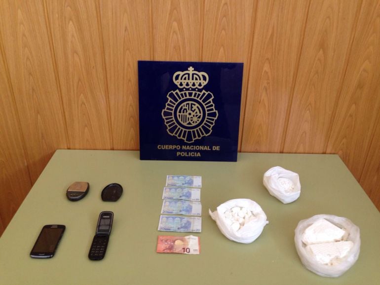 Droga, dinero y otros útiles incautados