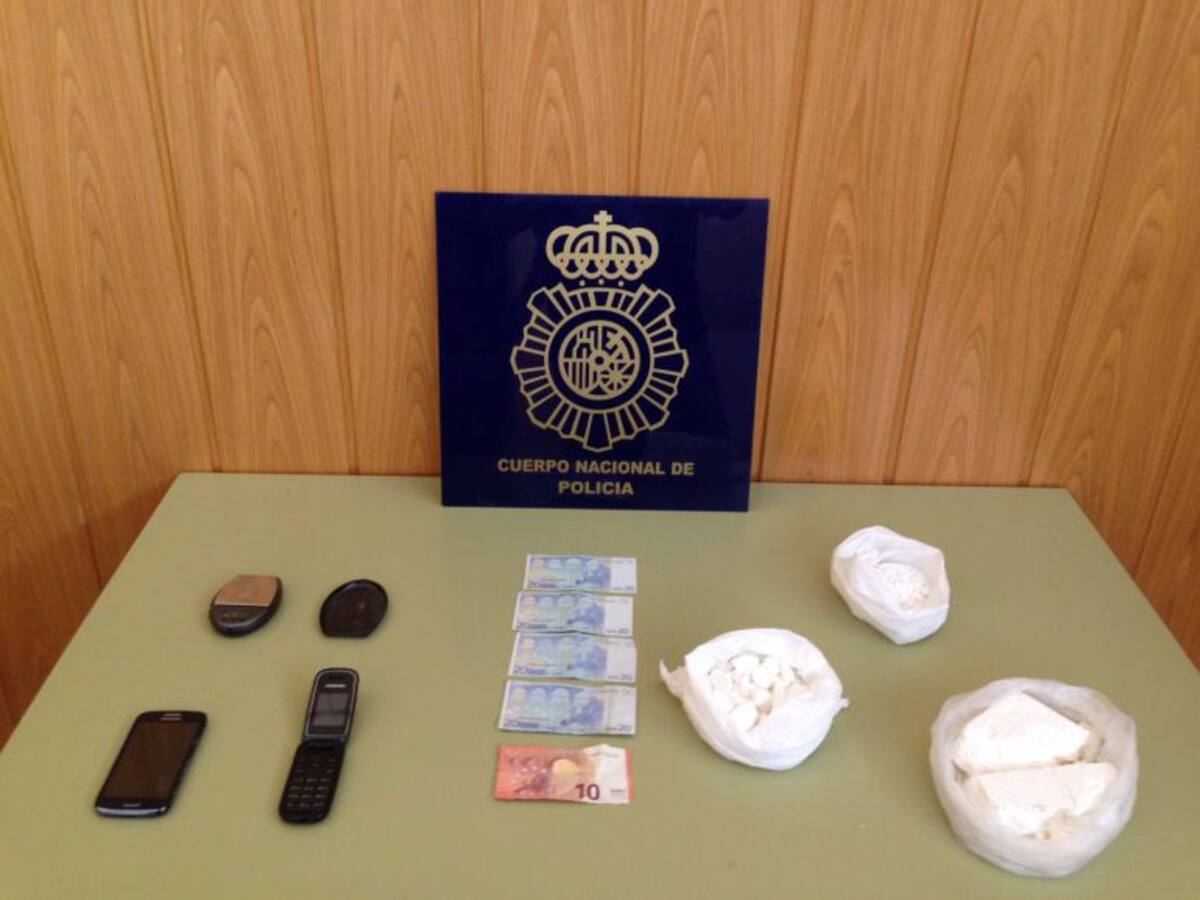 Detienen a dos personas por tráfico de drogas