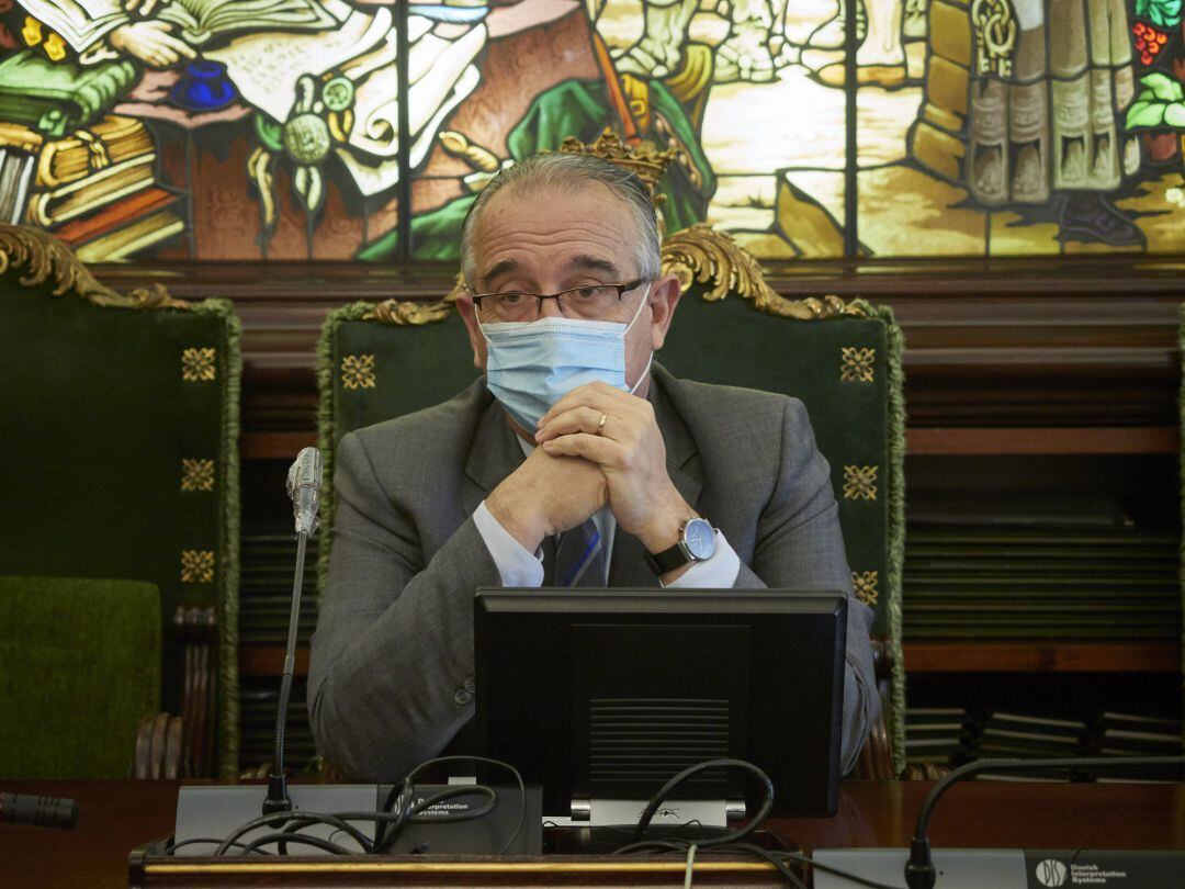 El alcalde de Pamplona, Enrique Maya, durante un pleno en el Ayuntamiento de Pamplona.