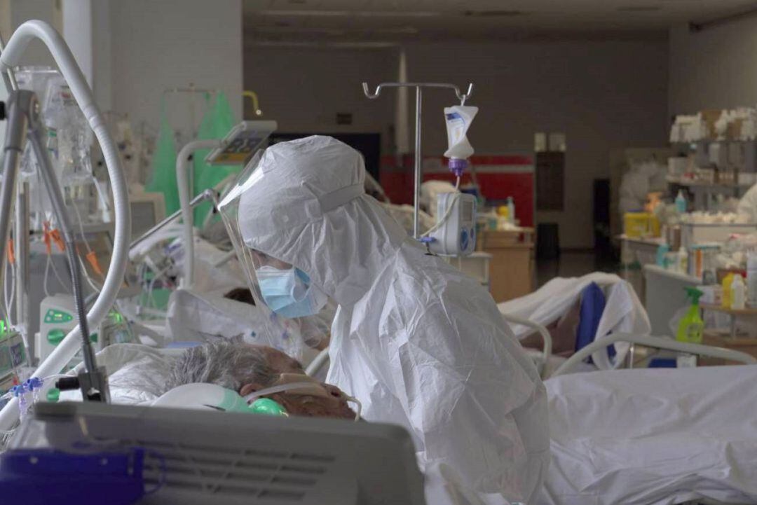 Sanitarios trabajando en UCI