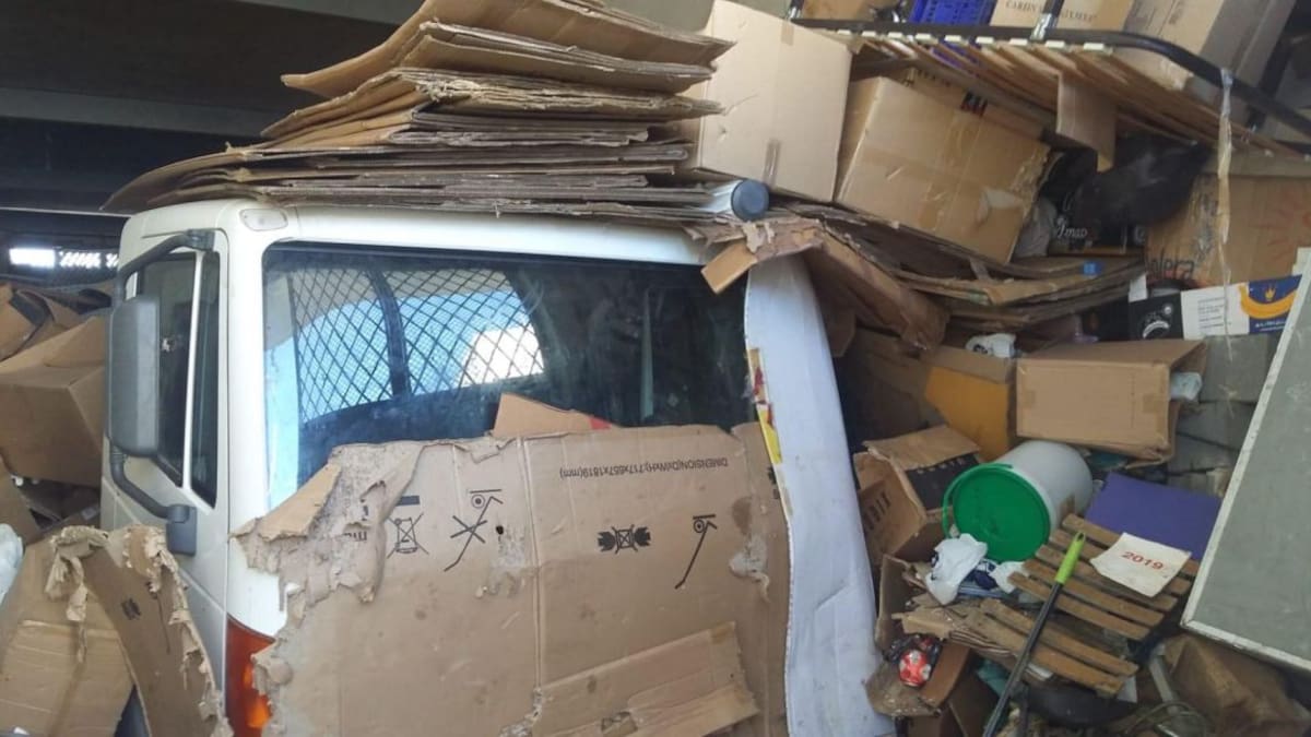 Vacían un local en Gandia donde vivía una persona que acumulaba basura y trastos