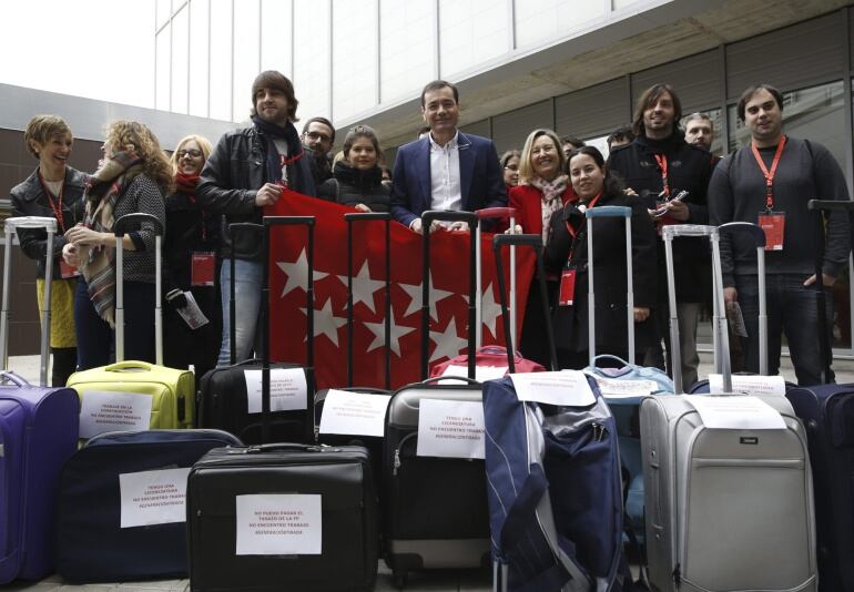 GRA088. MADRID, 07/02/2015.- El secretario general del PSM, Tomás Gómez (c), y Amparo Valcarcel (4ªd), escenifican junto a miembros de las juventudes socialistas la emigracion juvenil durante la convención autonómica del PSM, celebrada este fin de semana en el centro Cultural Eduardo Úrculo de Madrid bajo el título de "Proteger lo que es de todos". EFE/Sergio Barrenechea