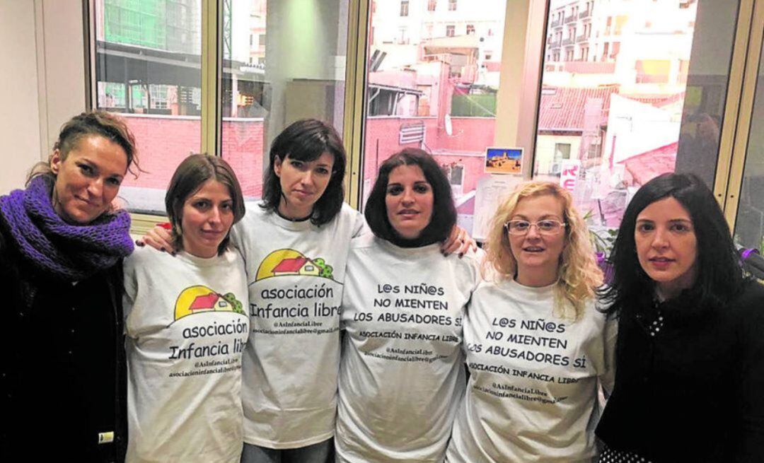 Madres de Infancia Libre (con camiseta blanca), tras ser invitadas por Podemos al Senado en 2017