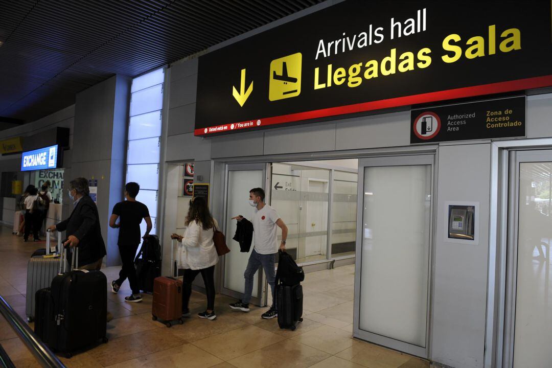 Archivo - Pasajeros procedentes de un vuelo con origen Gran Bretaña llegan a la terminal T1 del Aeropuerto Adolfo Suárez Madrid-Barajas, en Madrid (España)