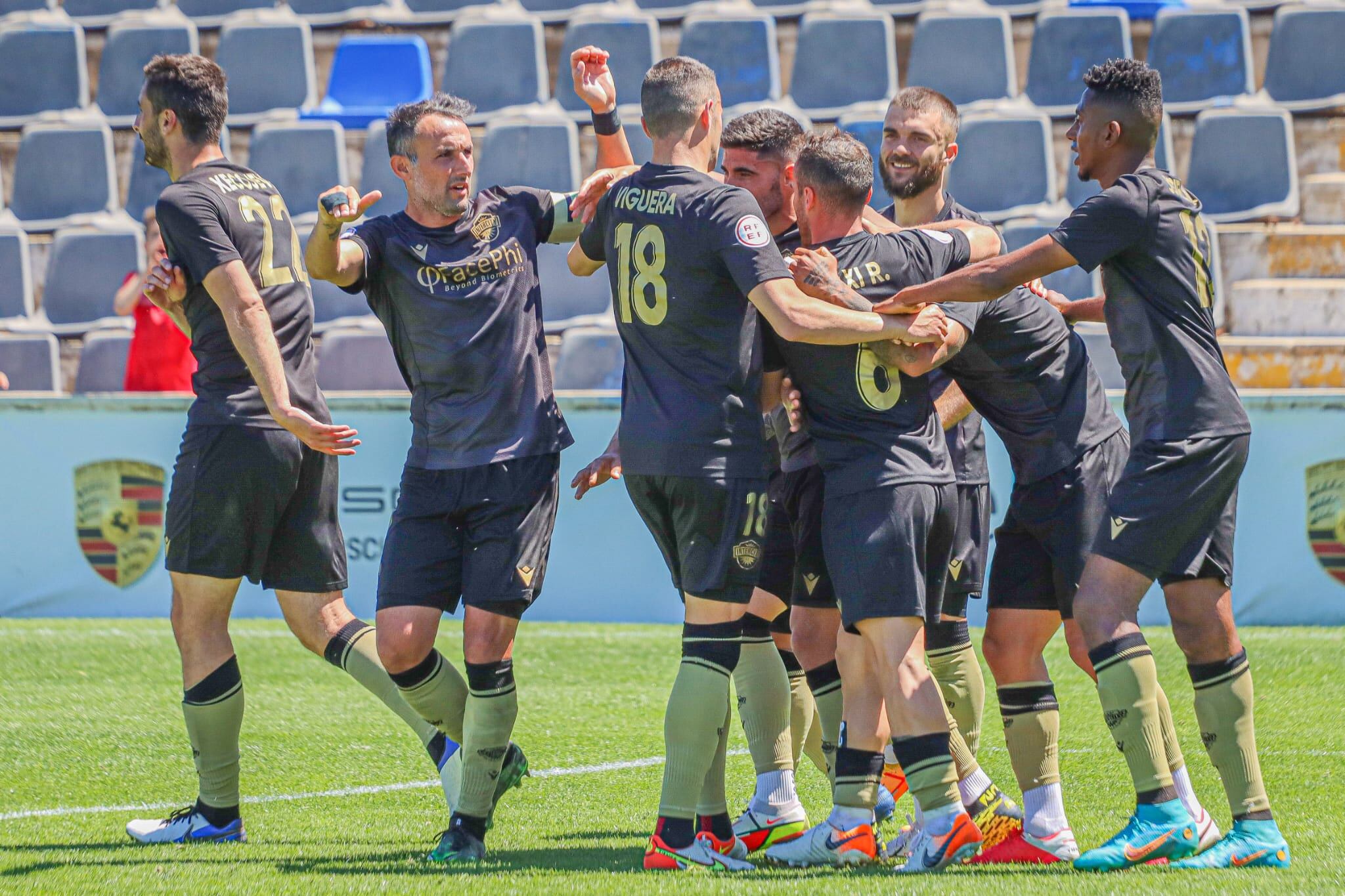 Los jugadores del CF Intercity celebran un gol en el Antonio Solana